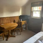 Bed & Breakfast West Royd 4*